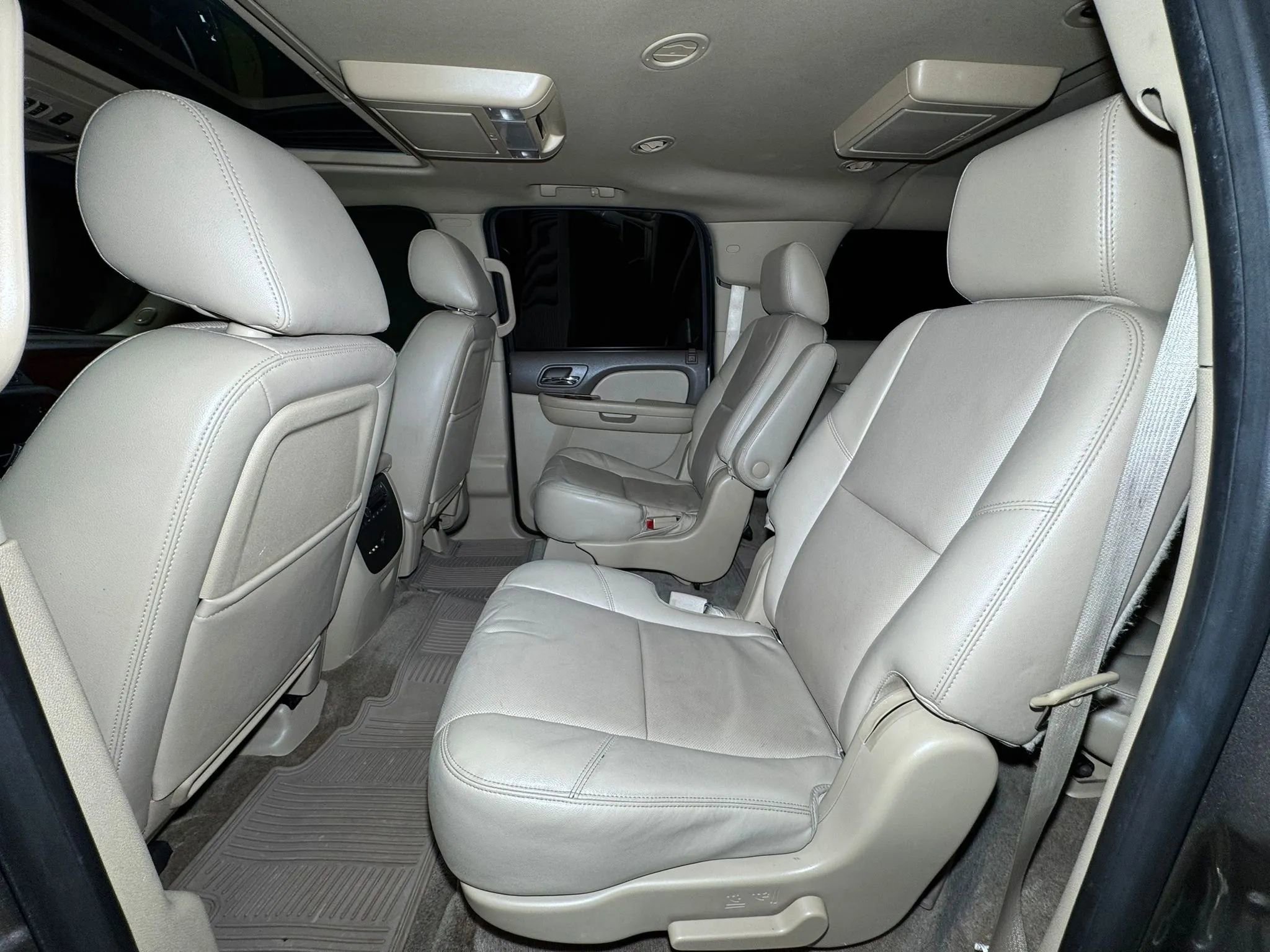 Used 2012 Chevrolet Suburban LTZ image 9