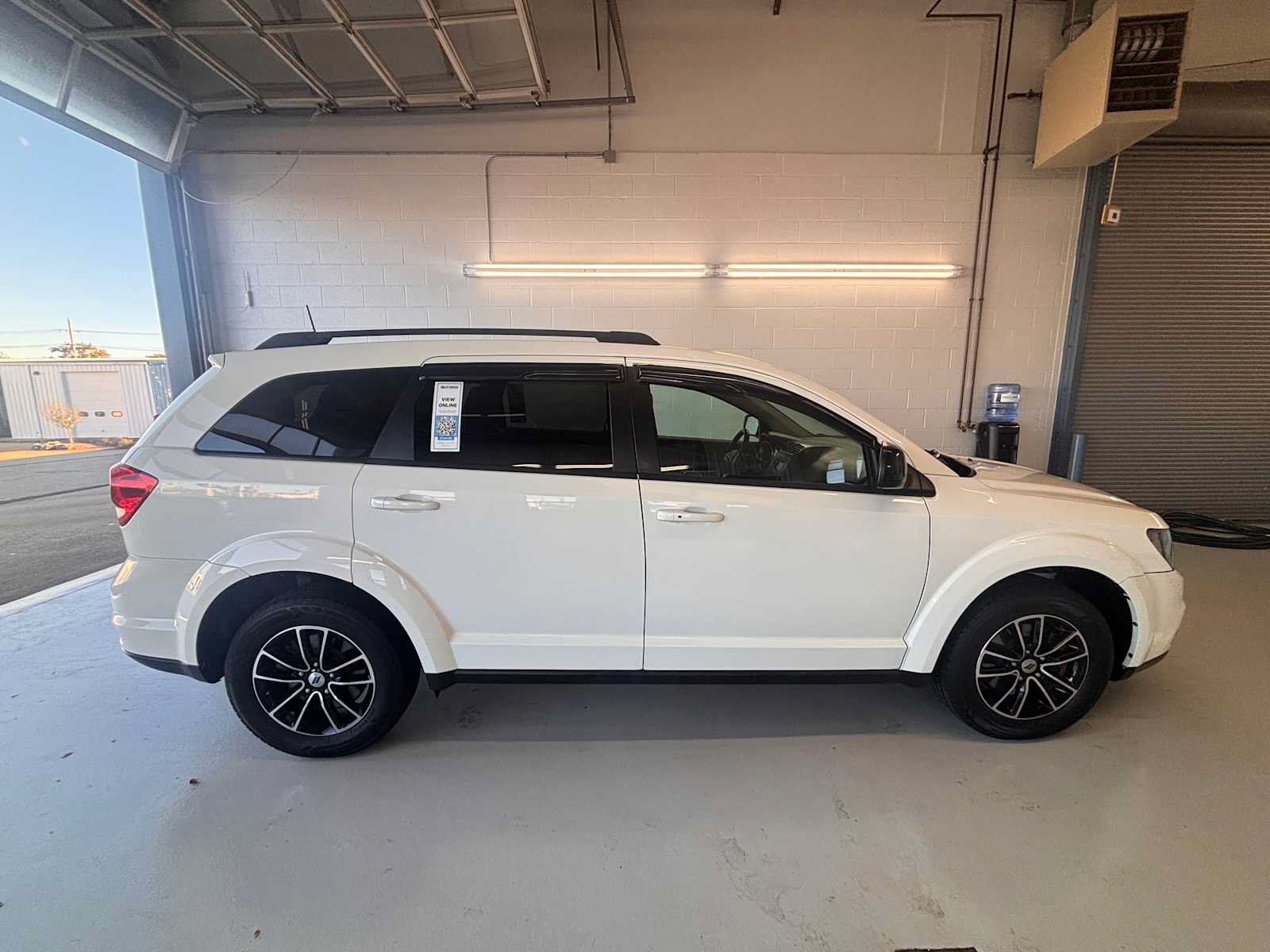 Used 2019 Dodge Journey SE w/ Connectivity Group FWD image 2