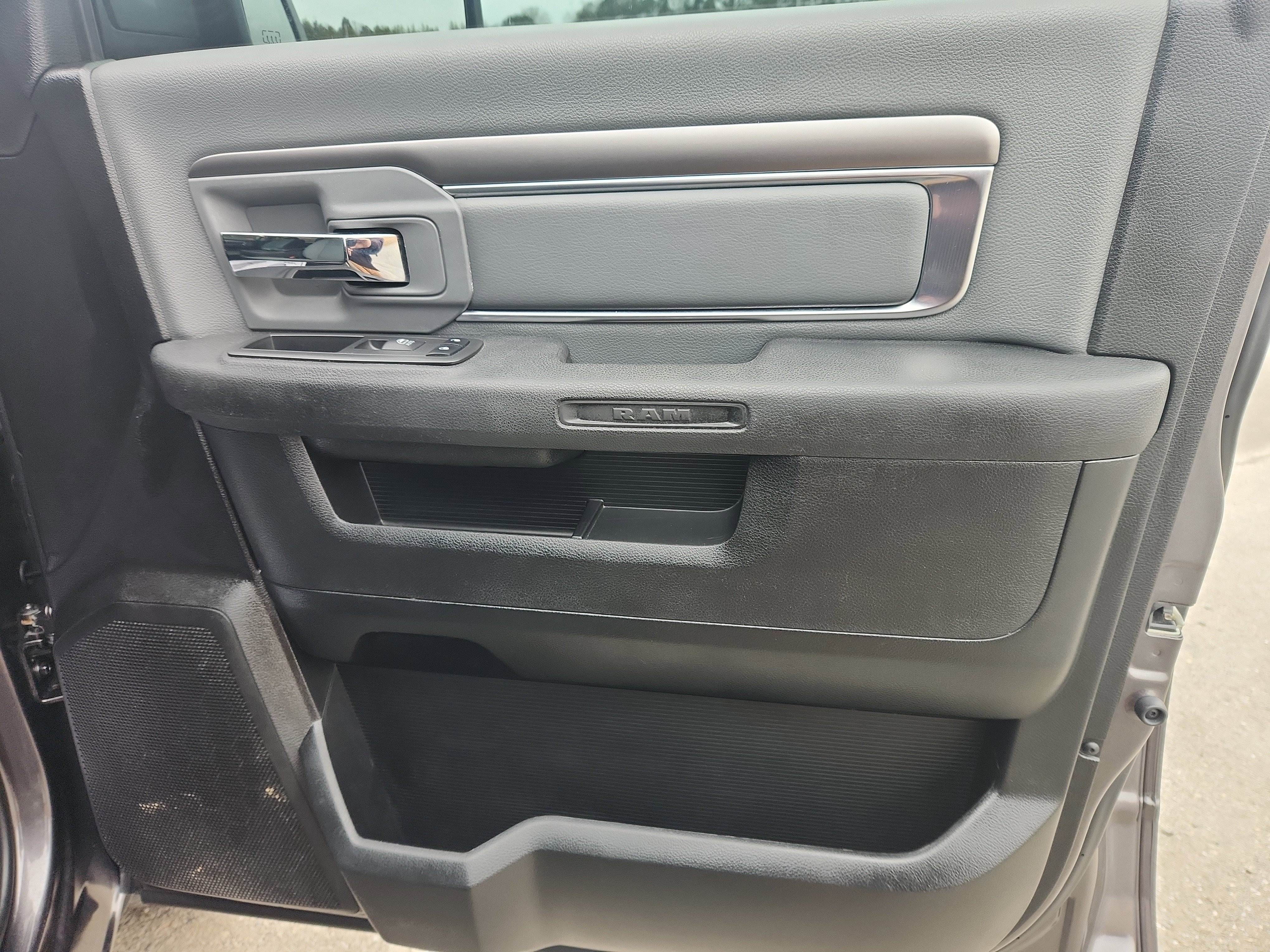 Used 2021 RAM 1500 Classic SLT image 28