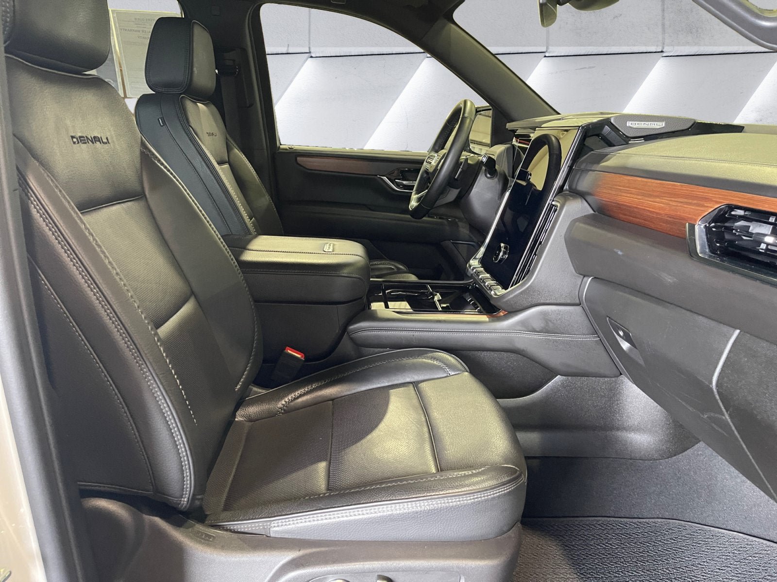 Used 2025 GMC Yukon XL Denali AWD/4WD image 16