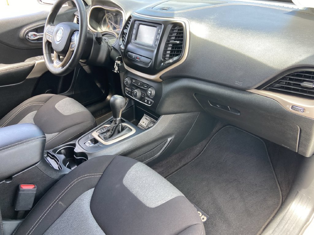 Used 2018 Jeep Cherokee Latitude w/ Safety Group FWD image 24