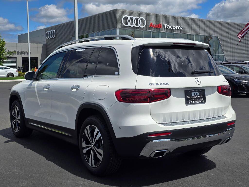 Used 2025 Mercedes-Benz GLB 250 4MATIC image 3