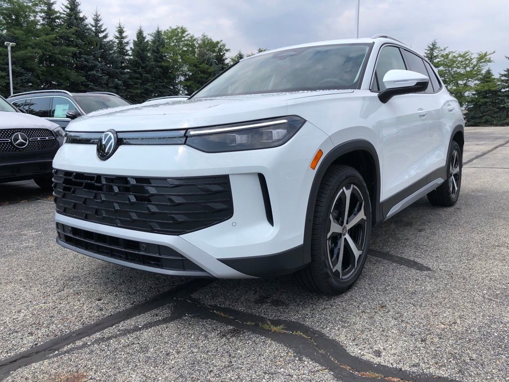 Used 2025 Volkswagen Tiguan SE w/ Panoramic Sunroof Package image 3