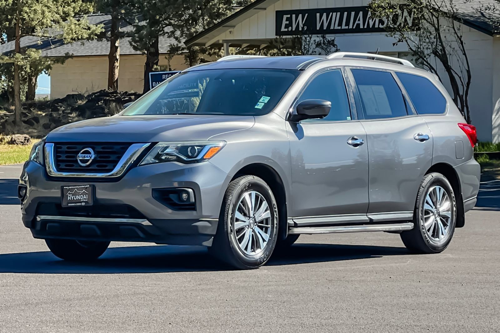 Used 2018 Nissan Pathfinder SL image 9