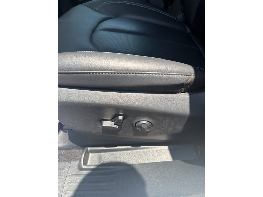 Used 2024 Chrysler Pacifica Limited FWD image 13