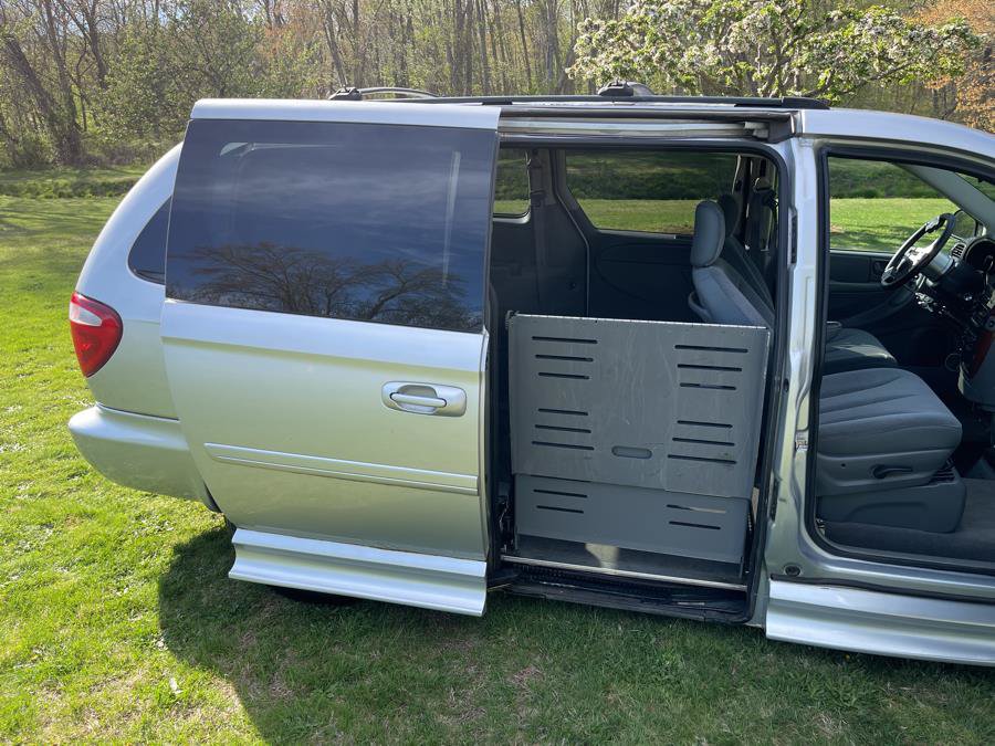 Used 2005 Chrysler Town & Country LX w/ Popular Equipment Group II FWD image 5