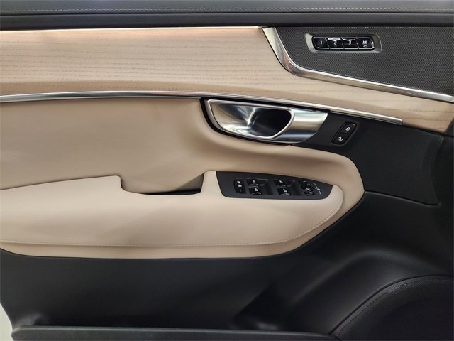 New 2025 Volvo XC90 B6 Core w/ Protection Package image 24