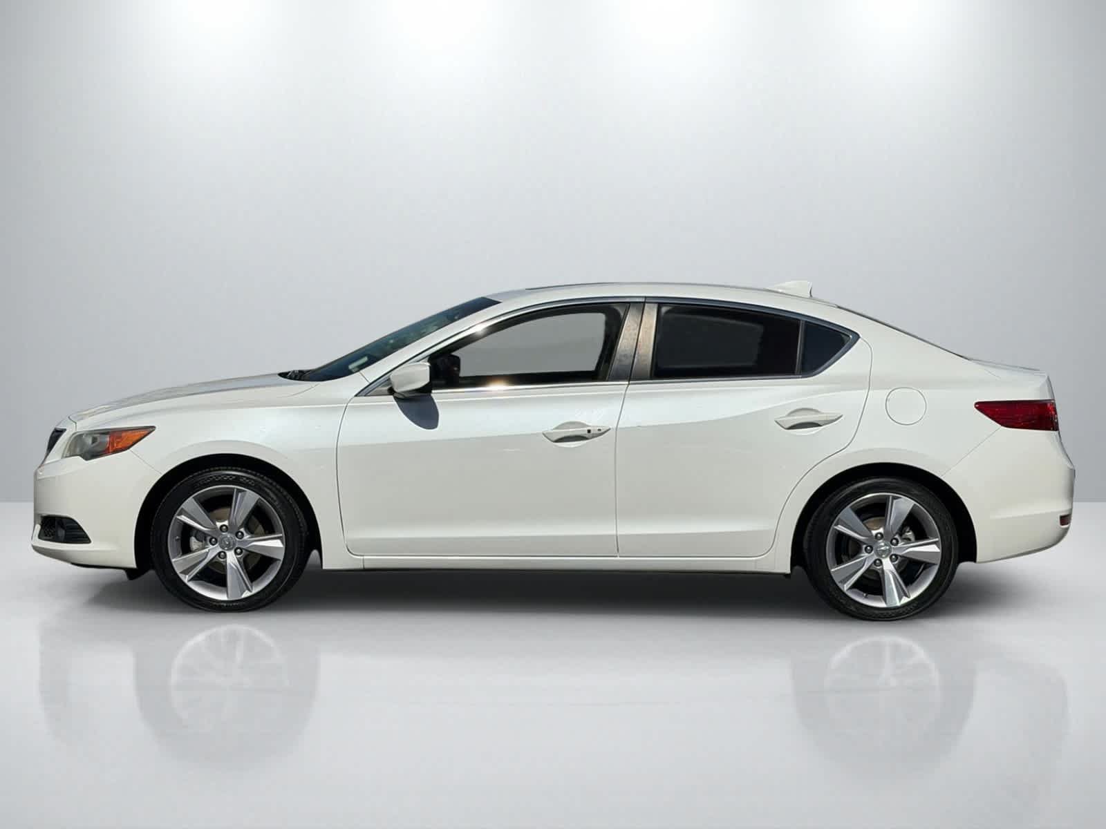 Used 2015 Acura ILX w/ Premium Package FWD image 2