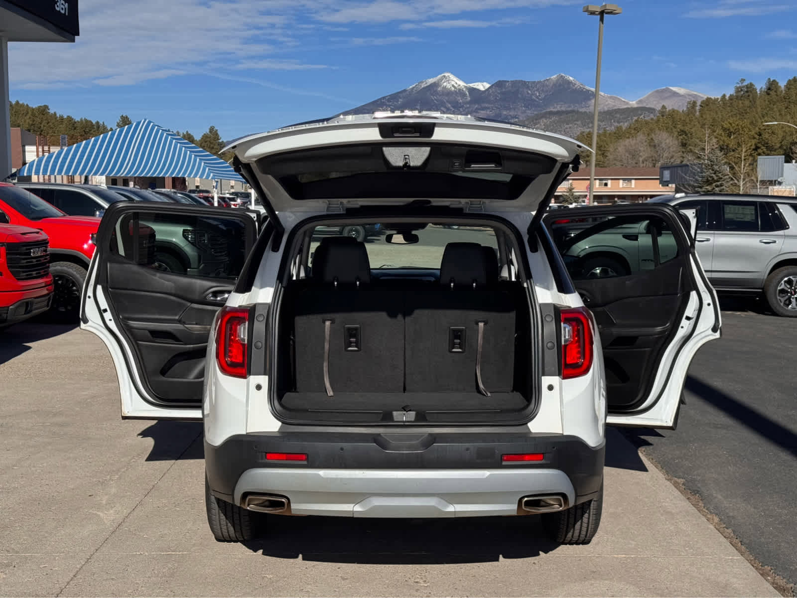 Used 2023 GMC Acadia SLT image 11