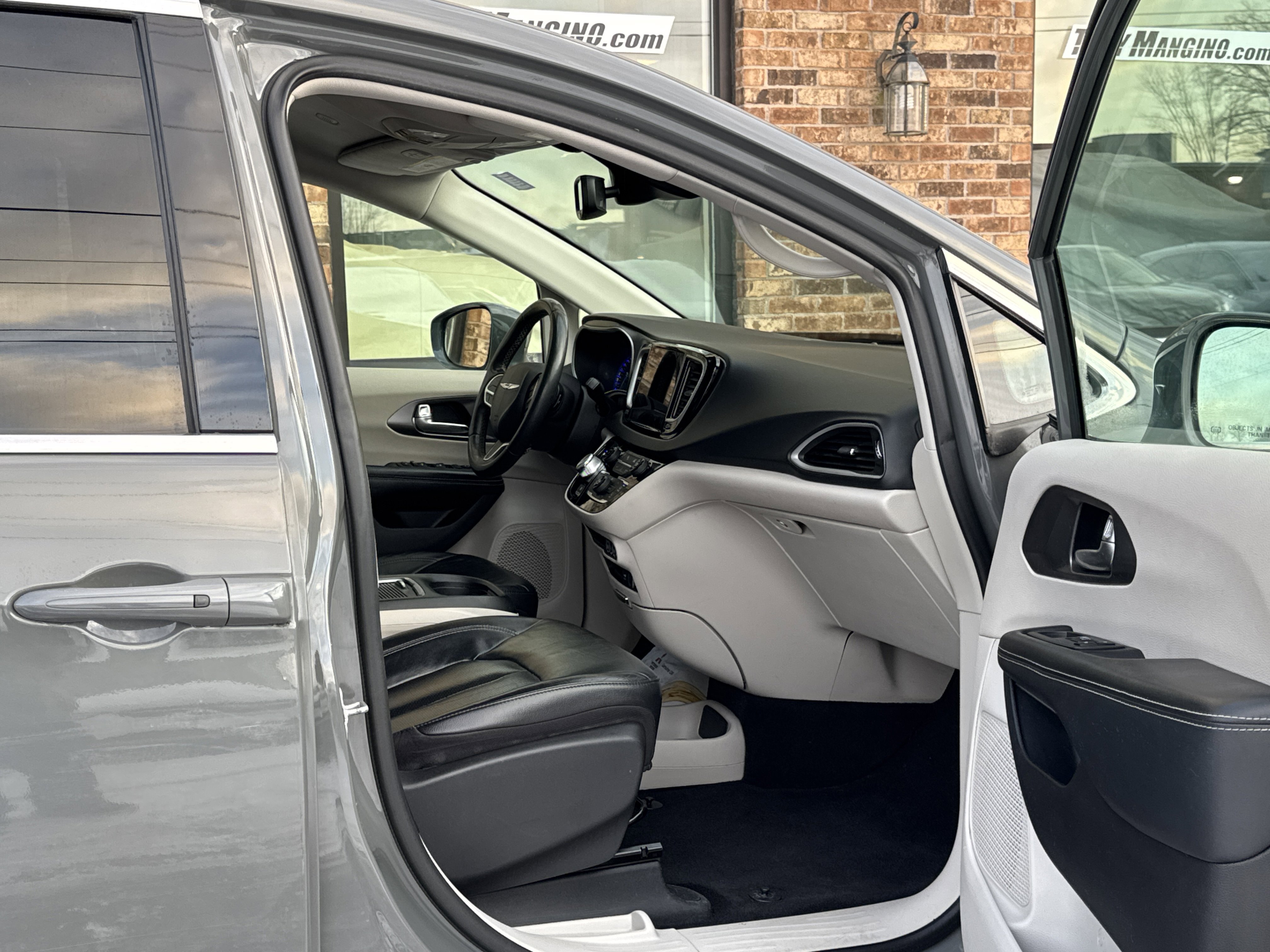 Used 2022 Chrysler Pacifica Touring-L image 14