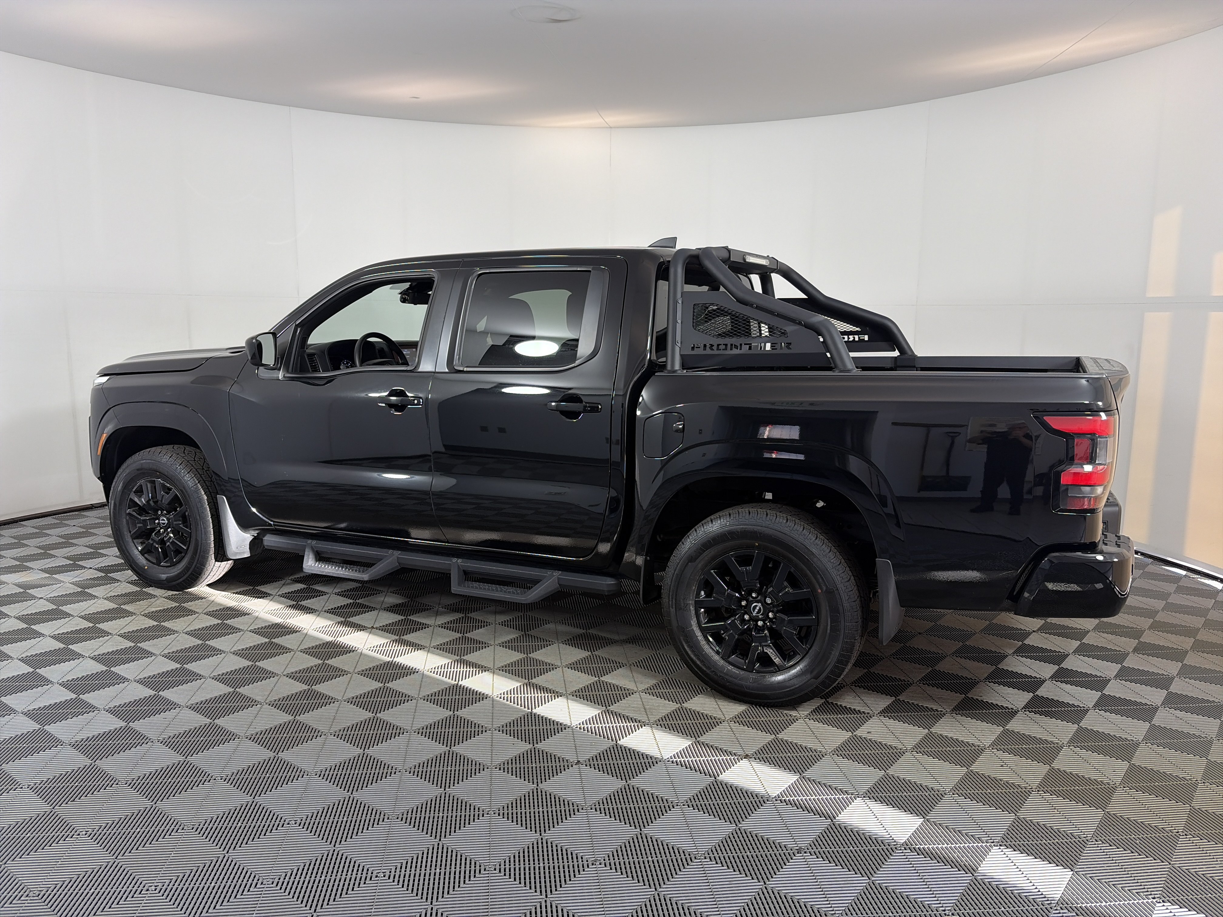 Used 2023 Nissan Frontier SV w/ Midnight Edition Package AWD/4WD image 8