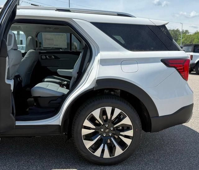 New 2026 Ford Explorer Platinum w/ LUX Leather Package AWD/4WD image 32
