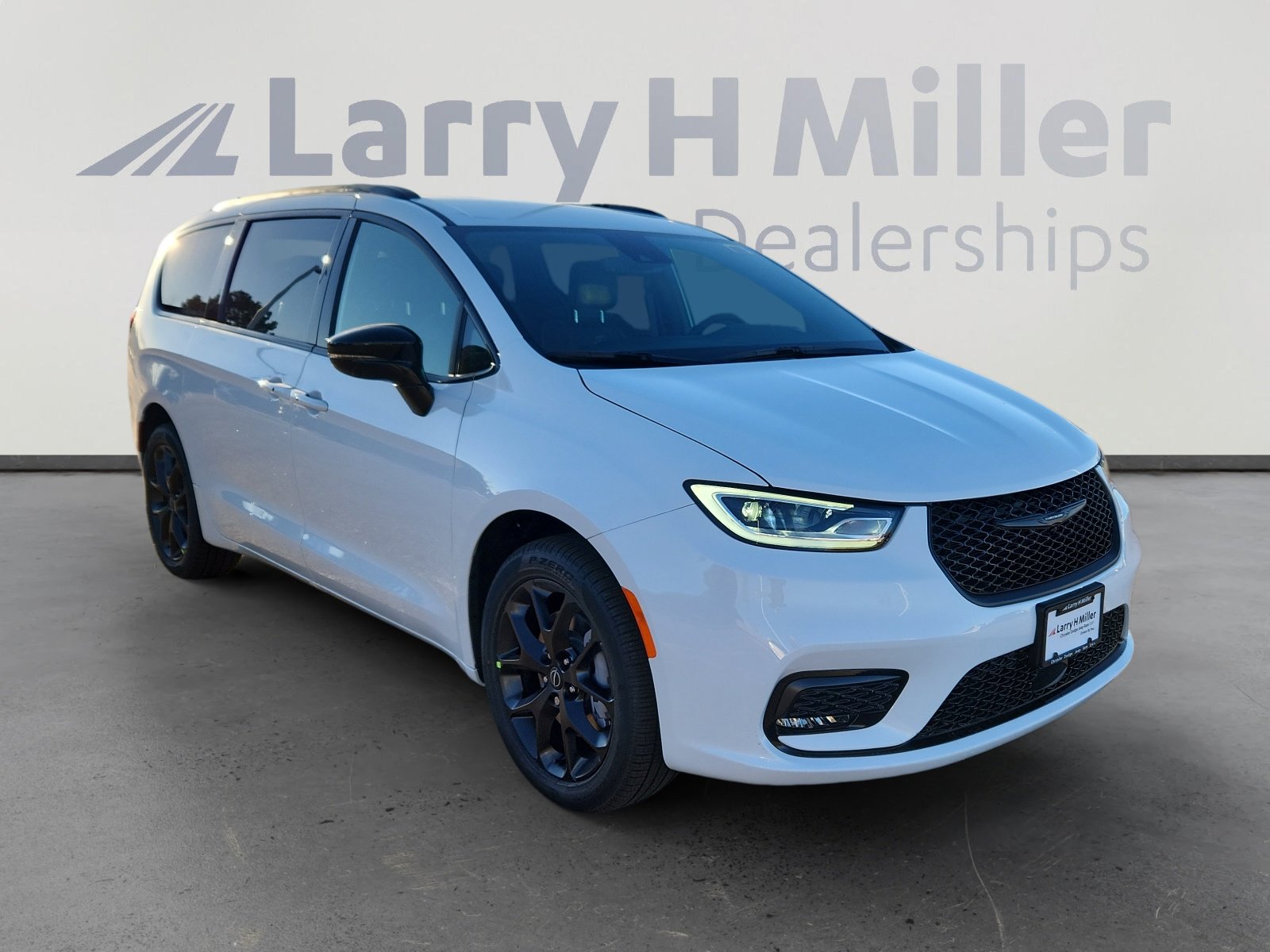 New 2026 Chrysler Pacifica Select w/ S Appearance Package AWD/4WD image 8