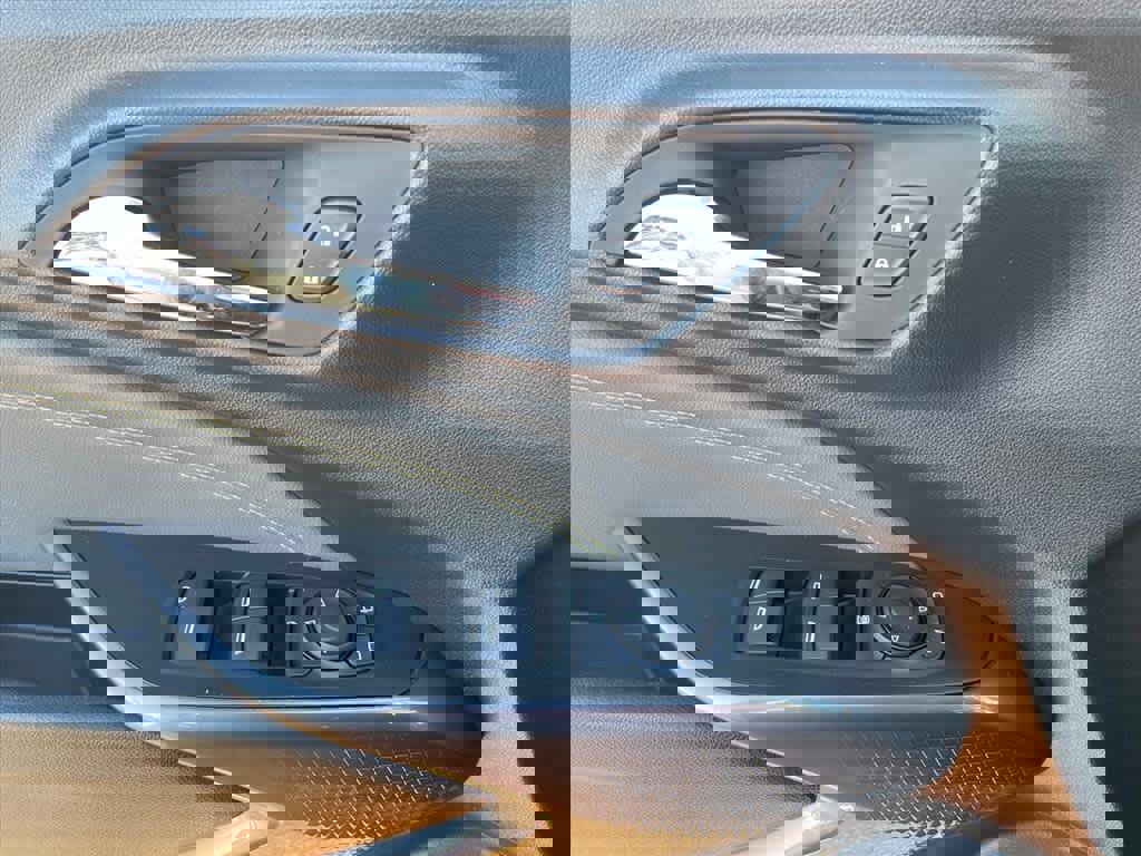 Used 2025 Chevrolet Trax ACTIV w/ Sunroof Package image 16