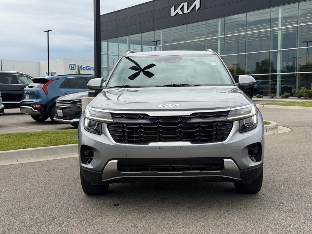Used 2024 Kia Seltos EX FWD image 2