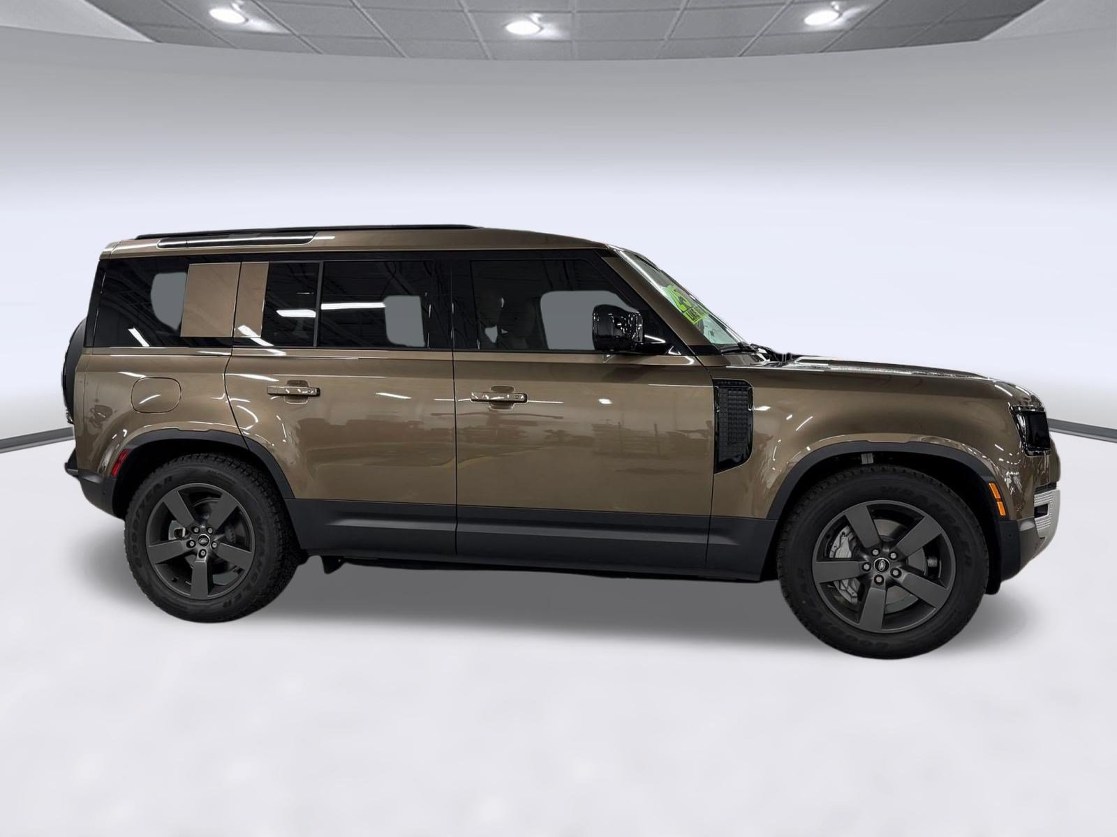 Used 2025 Land Rover Defender 110 S AWD/4WD image 8