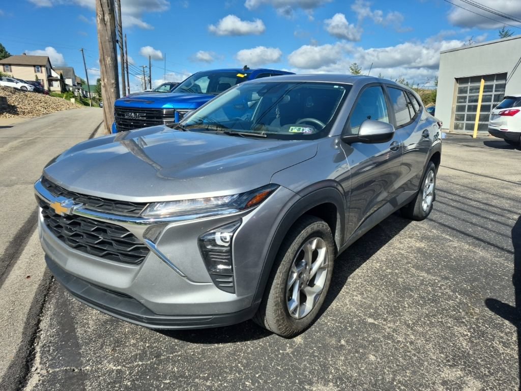 Used 2024 Chevrolet Trax LS w/ LS Convenience Package FWD image 3