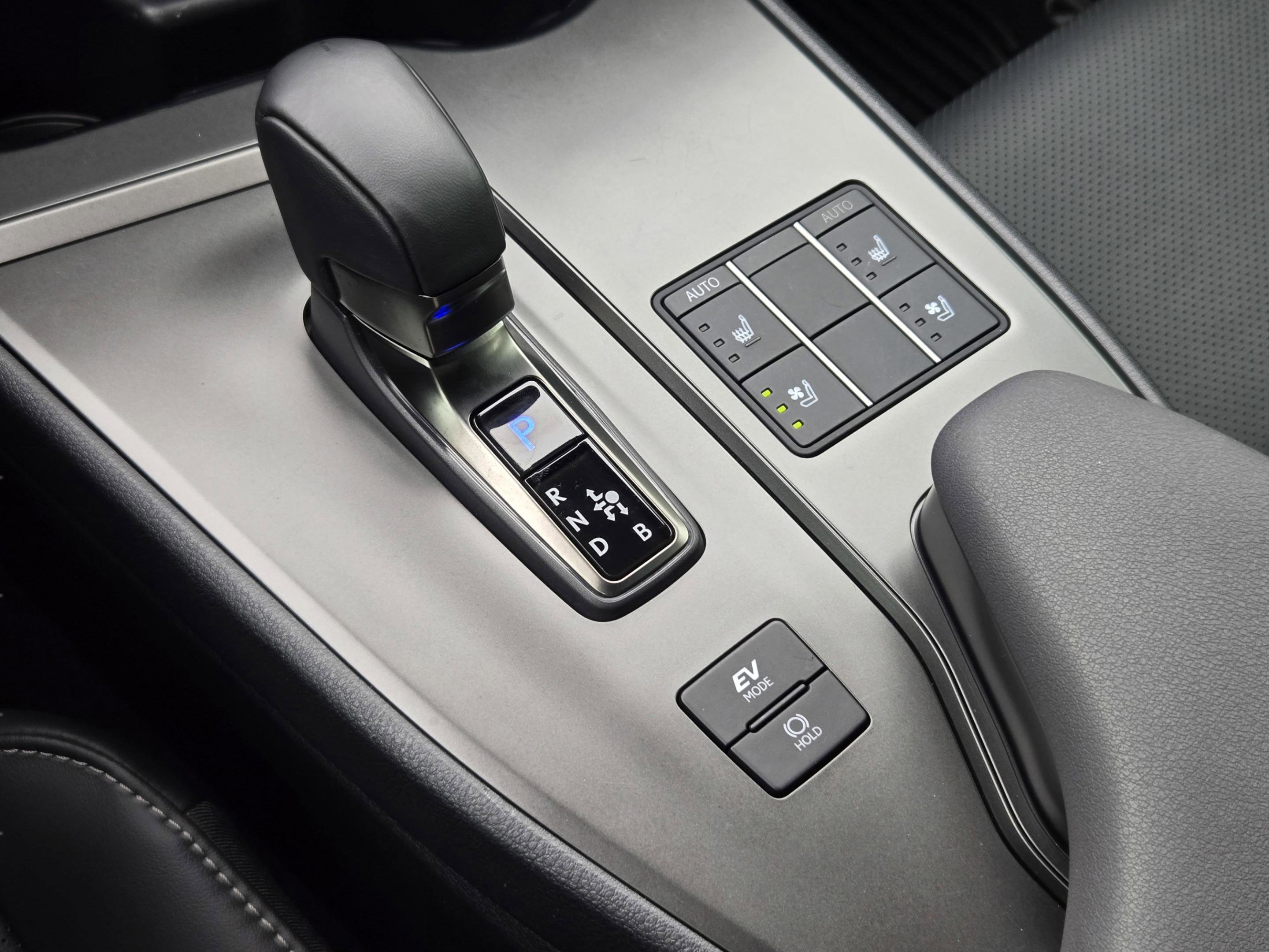 Used 2025 Lexus UX 300h FWD w/ Accessory Package (Z1) image 18