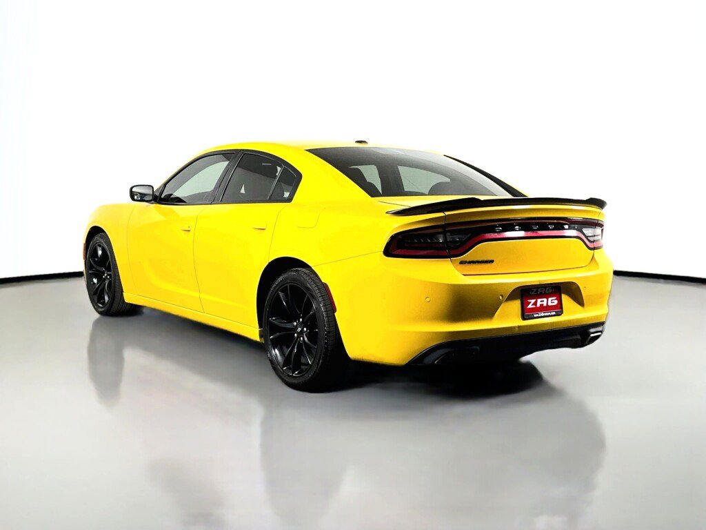 Used 2017 Dodge Charger SE w/ Blacktop Package RWD image 3