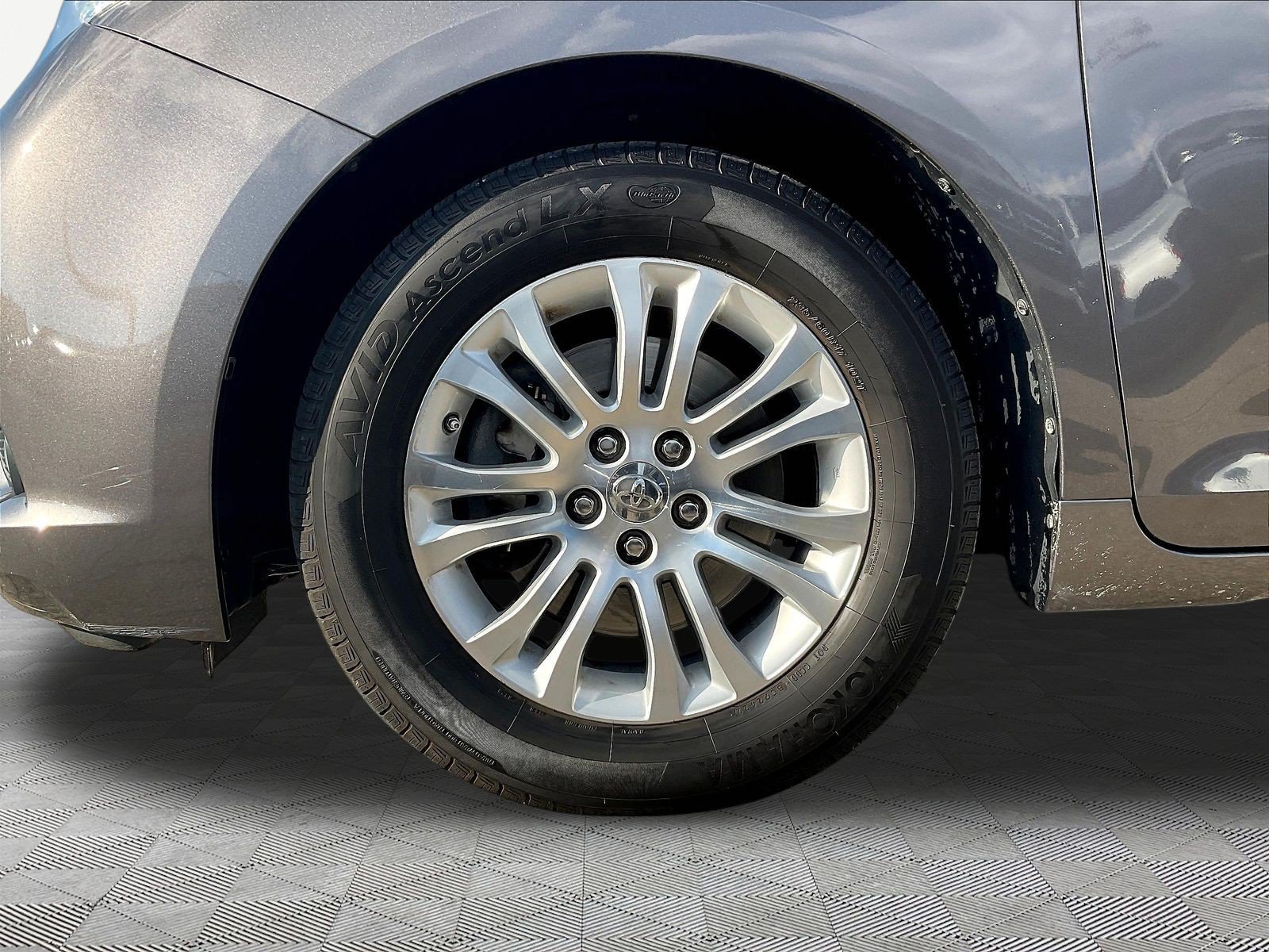Used 2015 Toyota Sienna XLE Premium FWD image 35