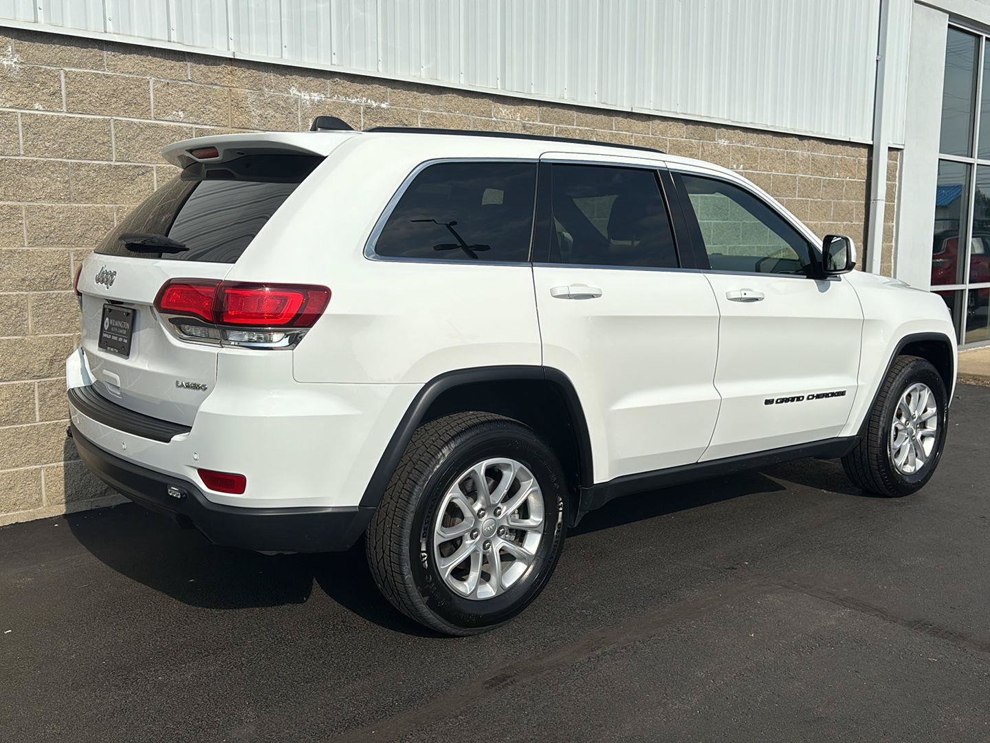 Used 2022 Jeep Grand Cherokee Laredo X AWD/4WD image 3