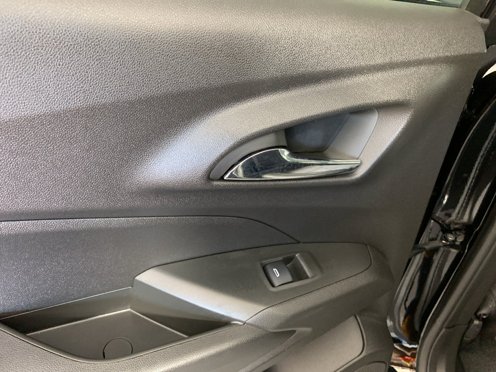 Used 2025 Chevrolet Trax LT FWD image 30