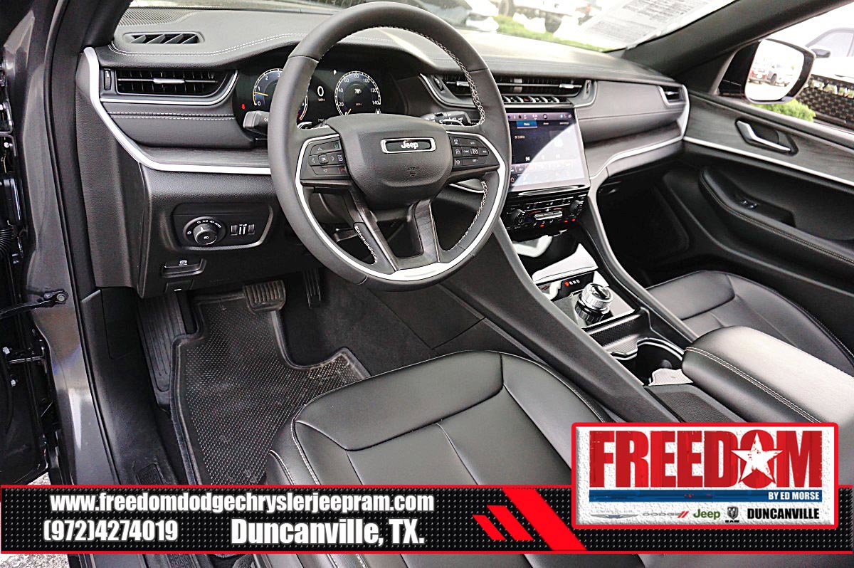 Certified 2025 Jeep Grand Cherokee Limited w/ Black Appearance Package RWD image 10