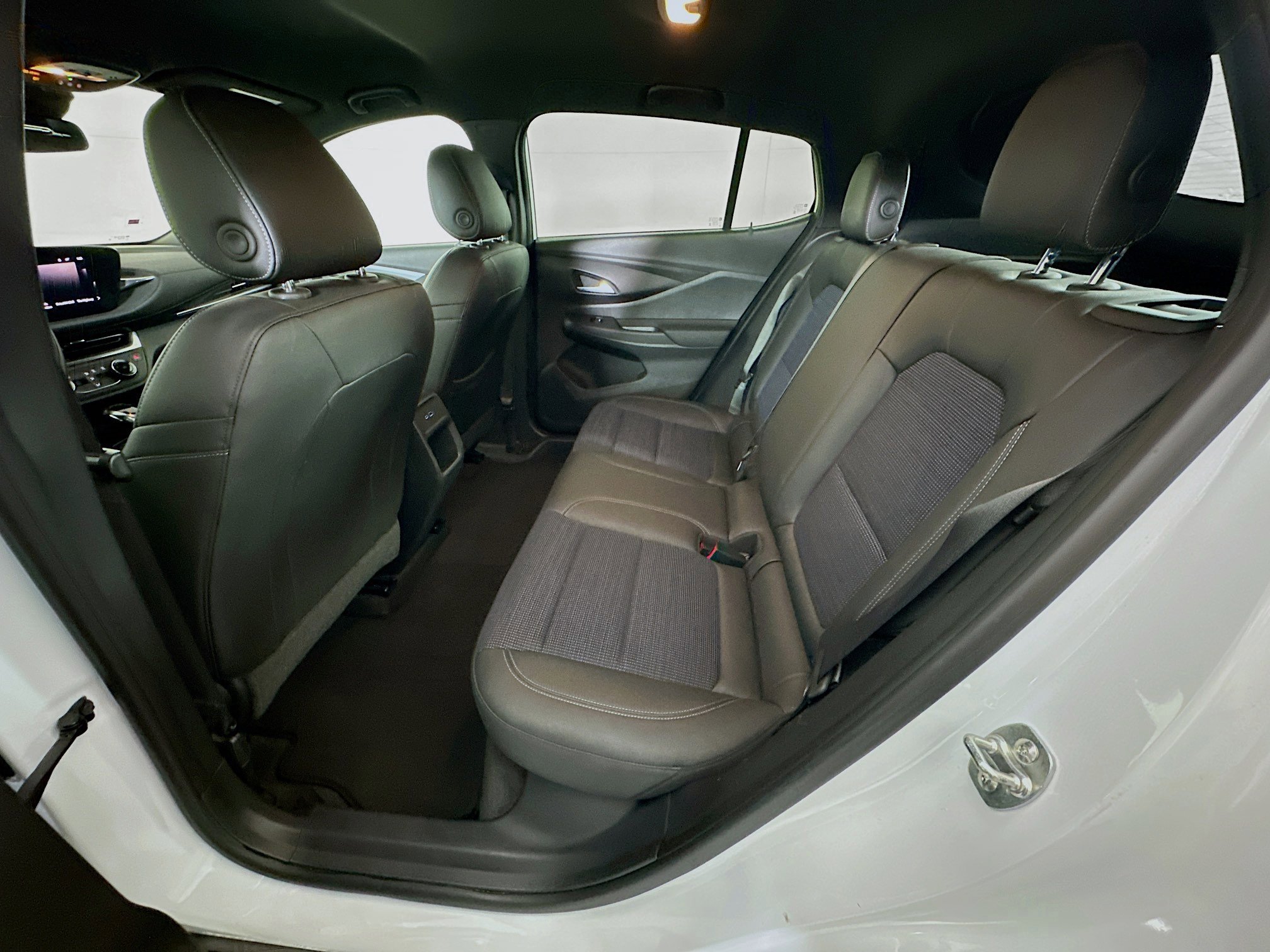 Used 2025 Buick Envista Preferred FWD image 25