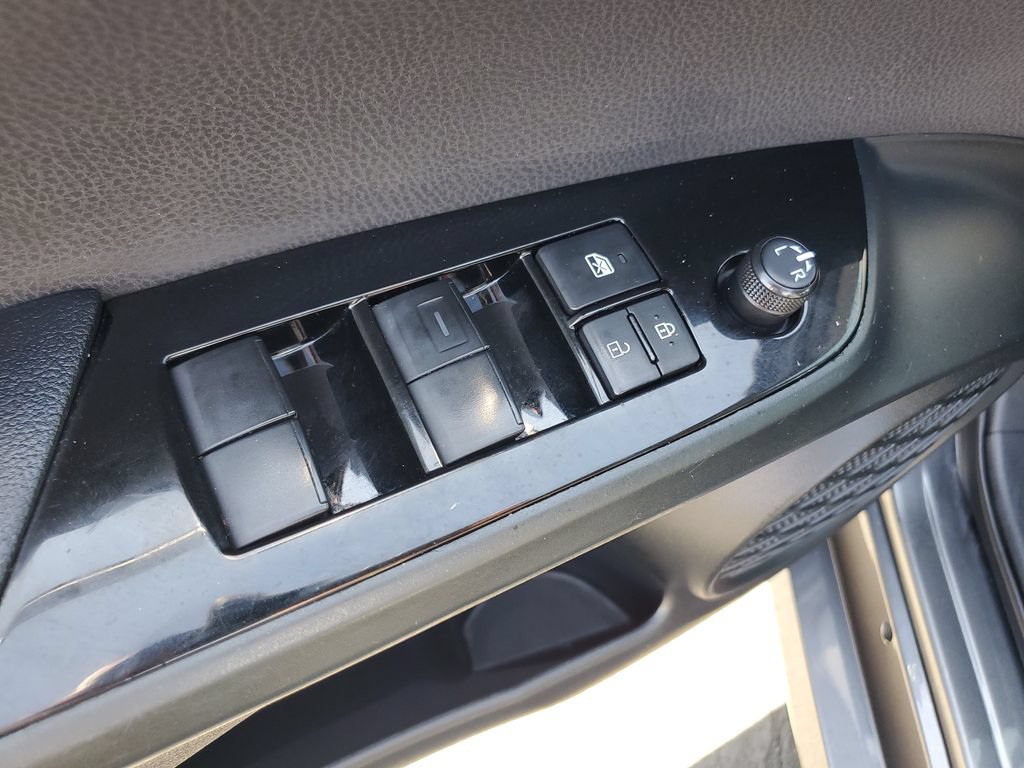 Used 2021 Toyota Prius Prime LE w/ Carpet Mat Package (TMS) FWD image 21