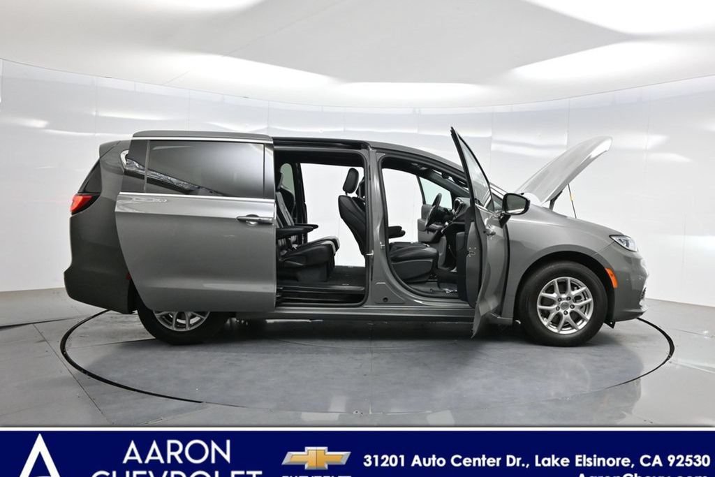 Used 2025 Chrysler Pacifica Select FWD image 3