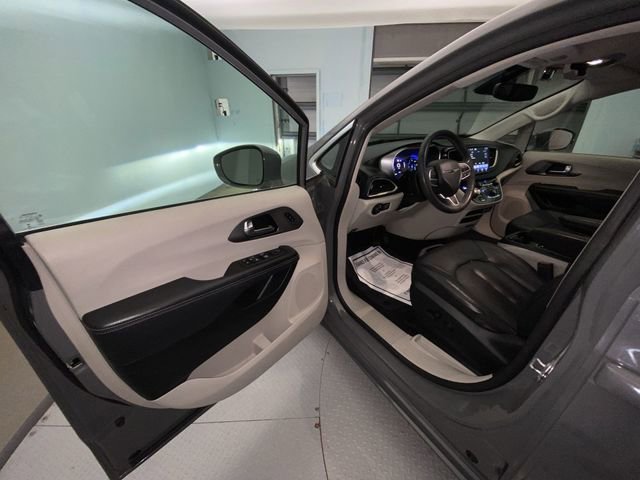 Used 2022 Chrysler Pacifica Touring-L FWD image 11