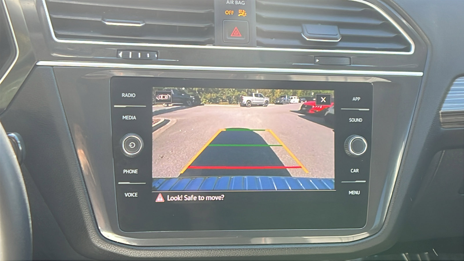 Used 2024 Volkswagen Tiguan SE image 33