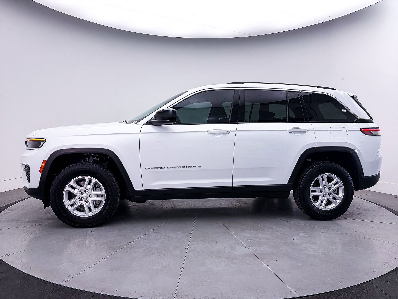 Used 2023 Jeep Grand Cherokee Laredo w/ Trailer Tow Prep Group (B) AWD/4WD image 40