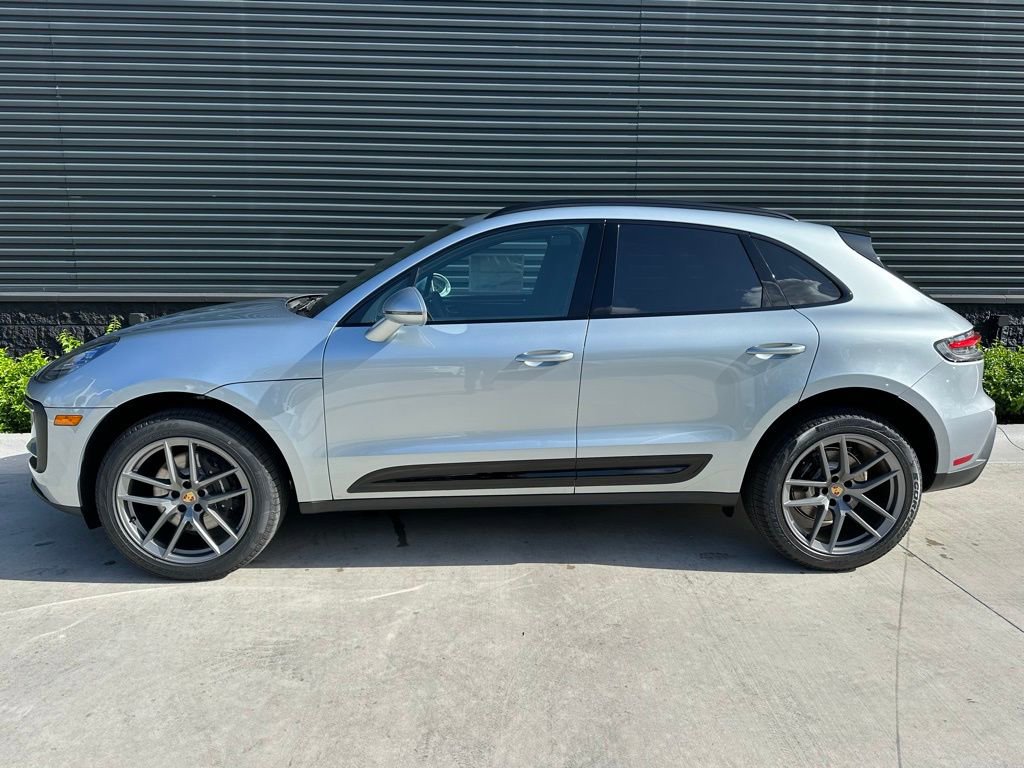 Certified 2025 Porsche Macan AWD/4WD image 2