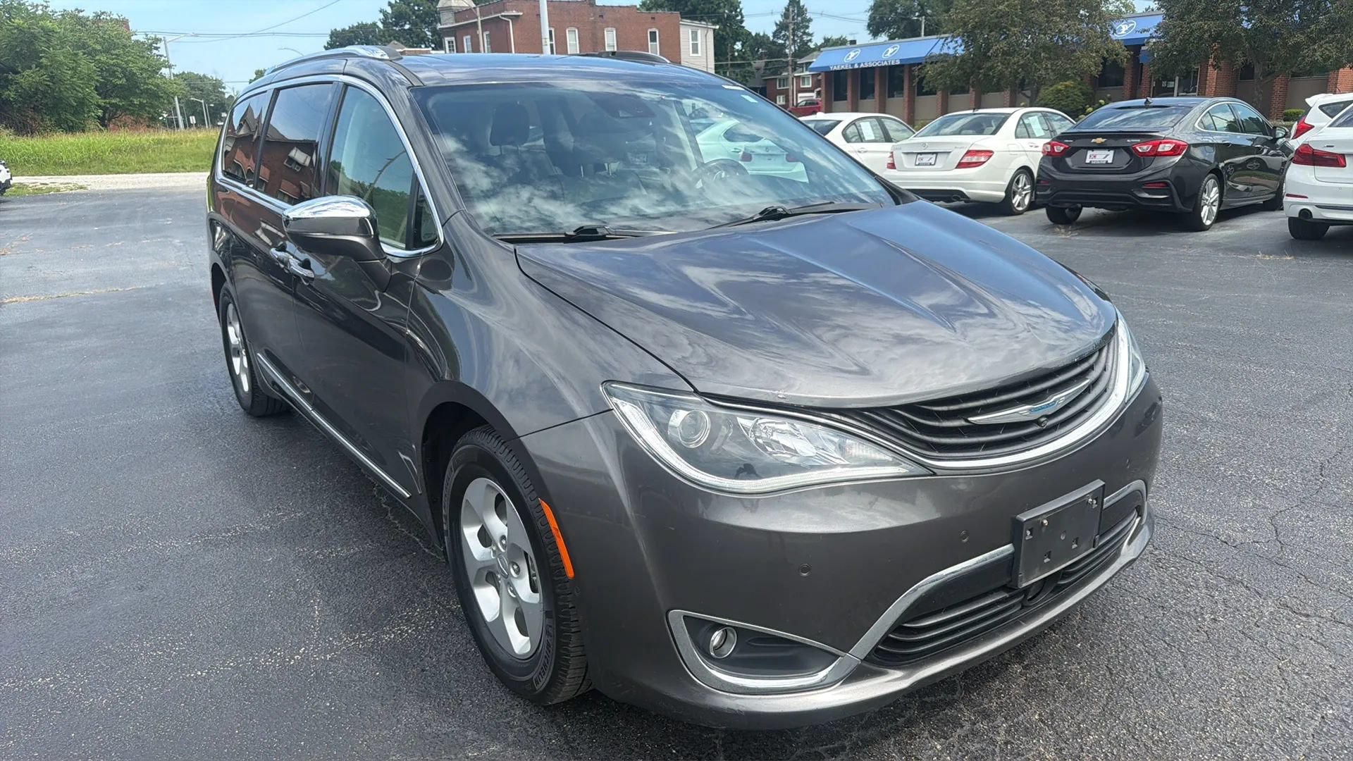 Used 2017 Chrysler Pacifica Platinum FWD image 3