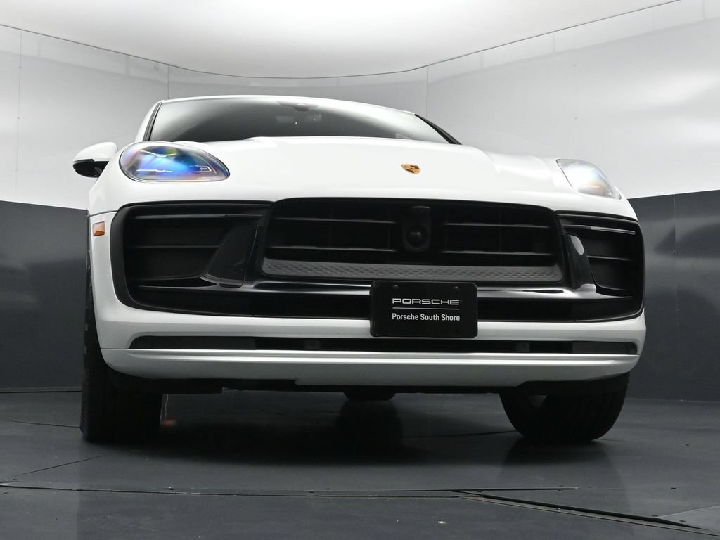 Certified 2025 Porsche Macan AWD/4WD image 29