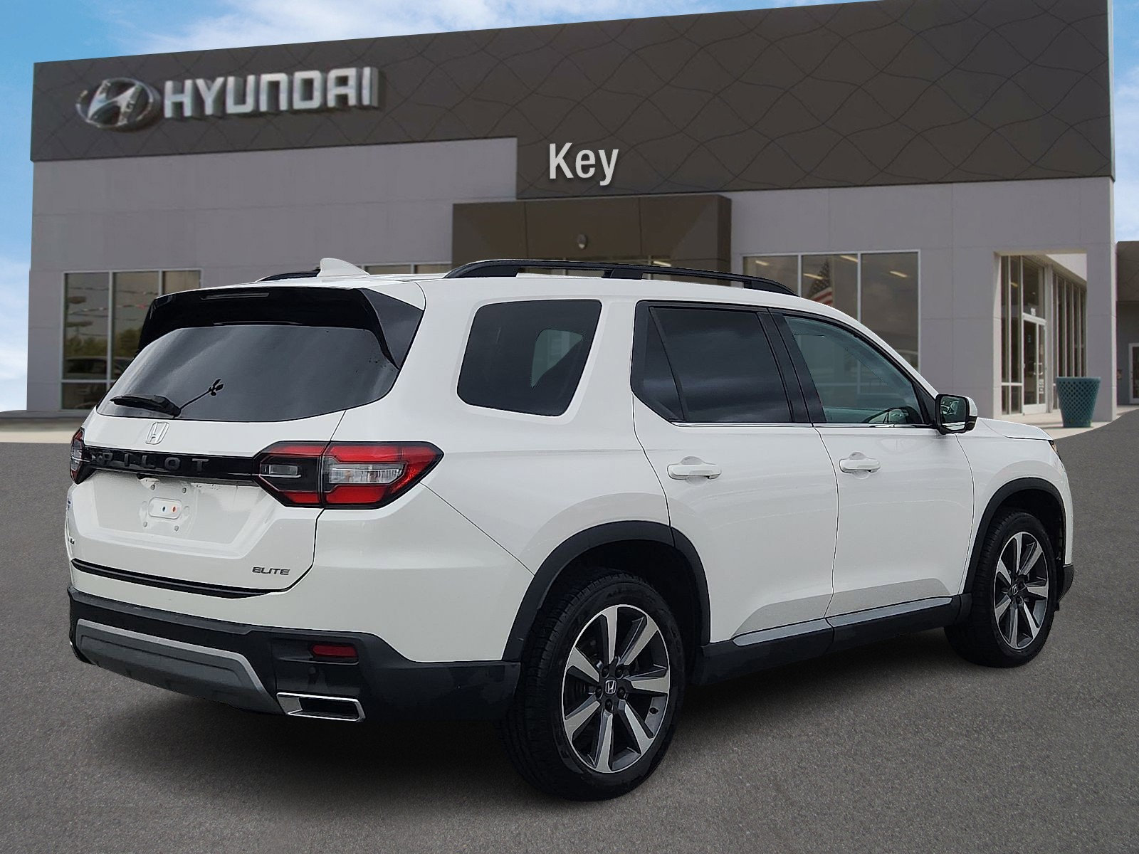 Used 2023 Honda Pilot Elite image 4