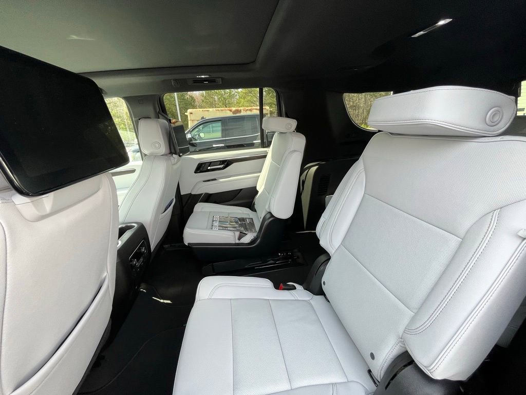 Used 2025 Chevrolet Suburban Premier image 11