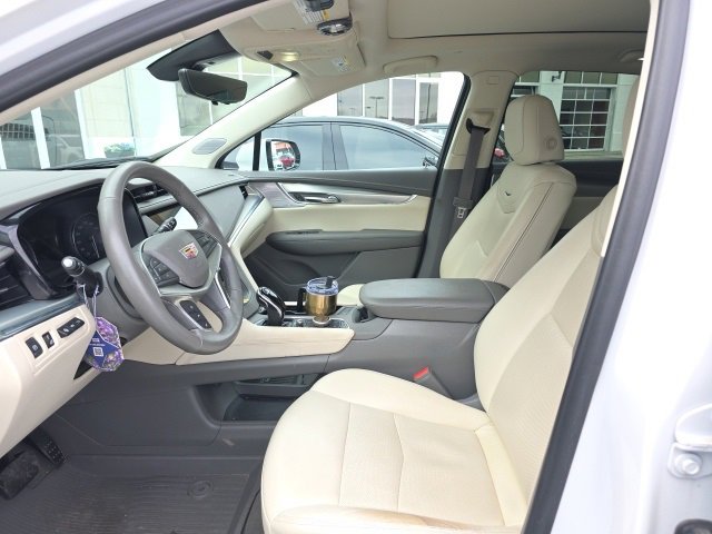 Used 2022 Cadillac XT5 Premium Luxury w/ Technology Package image 2