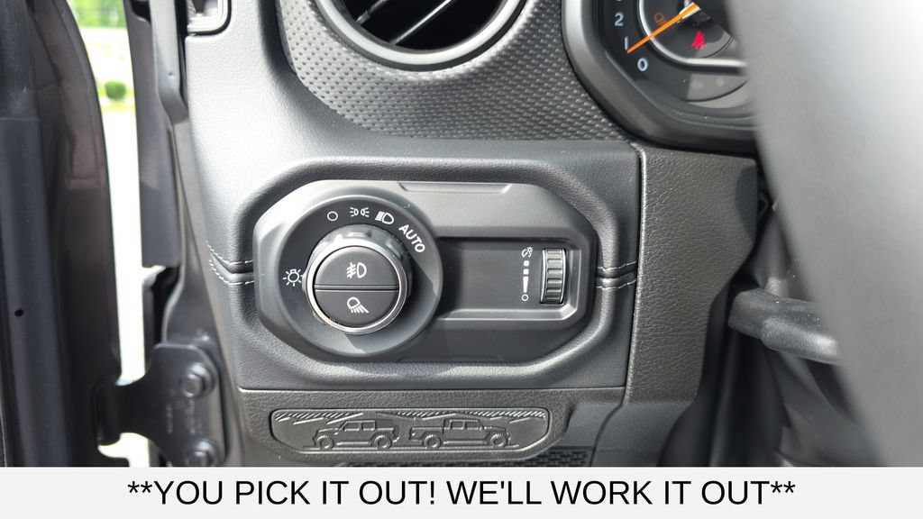 Used 2024 Jeep Gladiator Rubicon w/ Technology Group AWD/4WD image 14