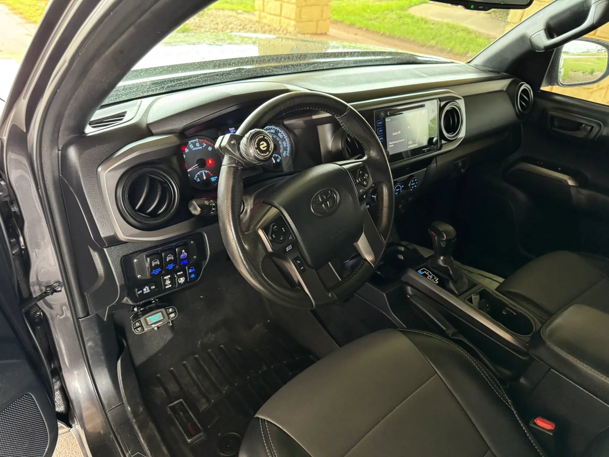 Used 2017 Toyota Tacoma TRD Off-Road w/ Tow Package (A/T) image 10