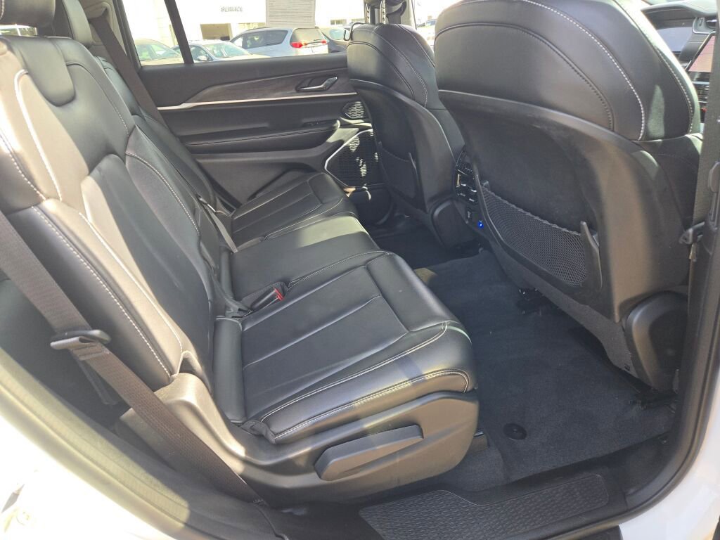 Certified 2022 Jeep Grand Cherokee L Limited AWD/4WD image 9
