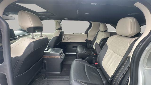 Used 2025 Toyota Sienna Platinum image 13
