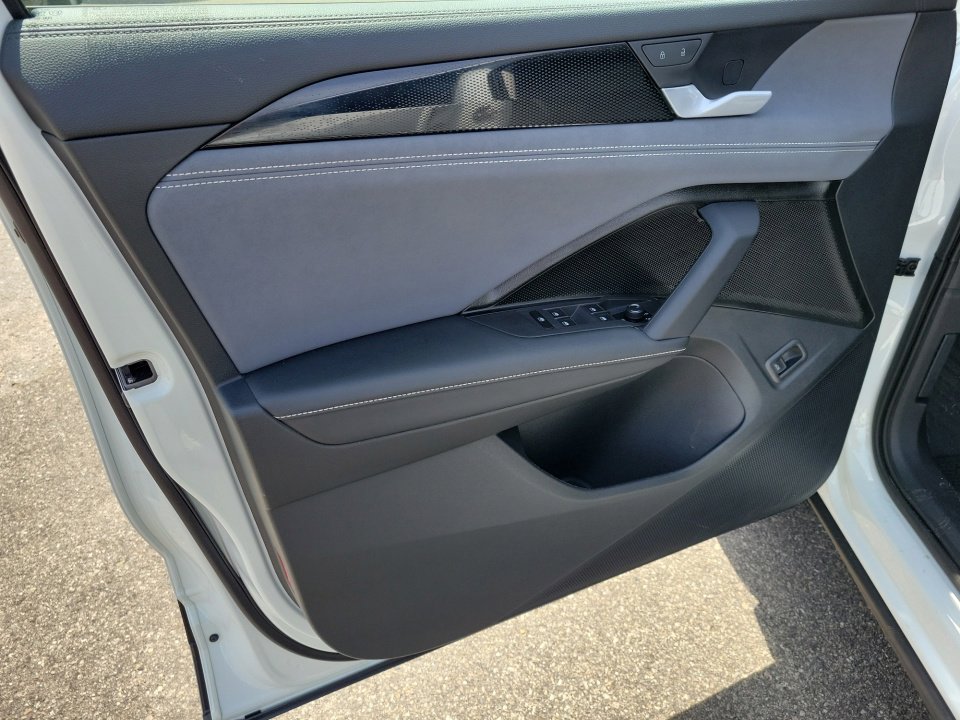 Certified 2025 Volkswagen Tiguan SE w/ Panoramic Sunroof Package image 36