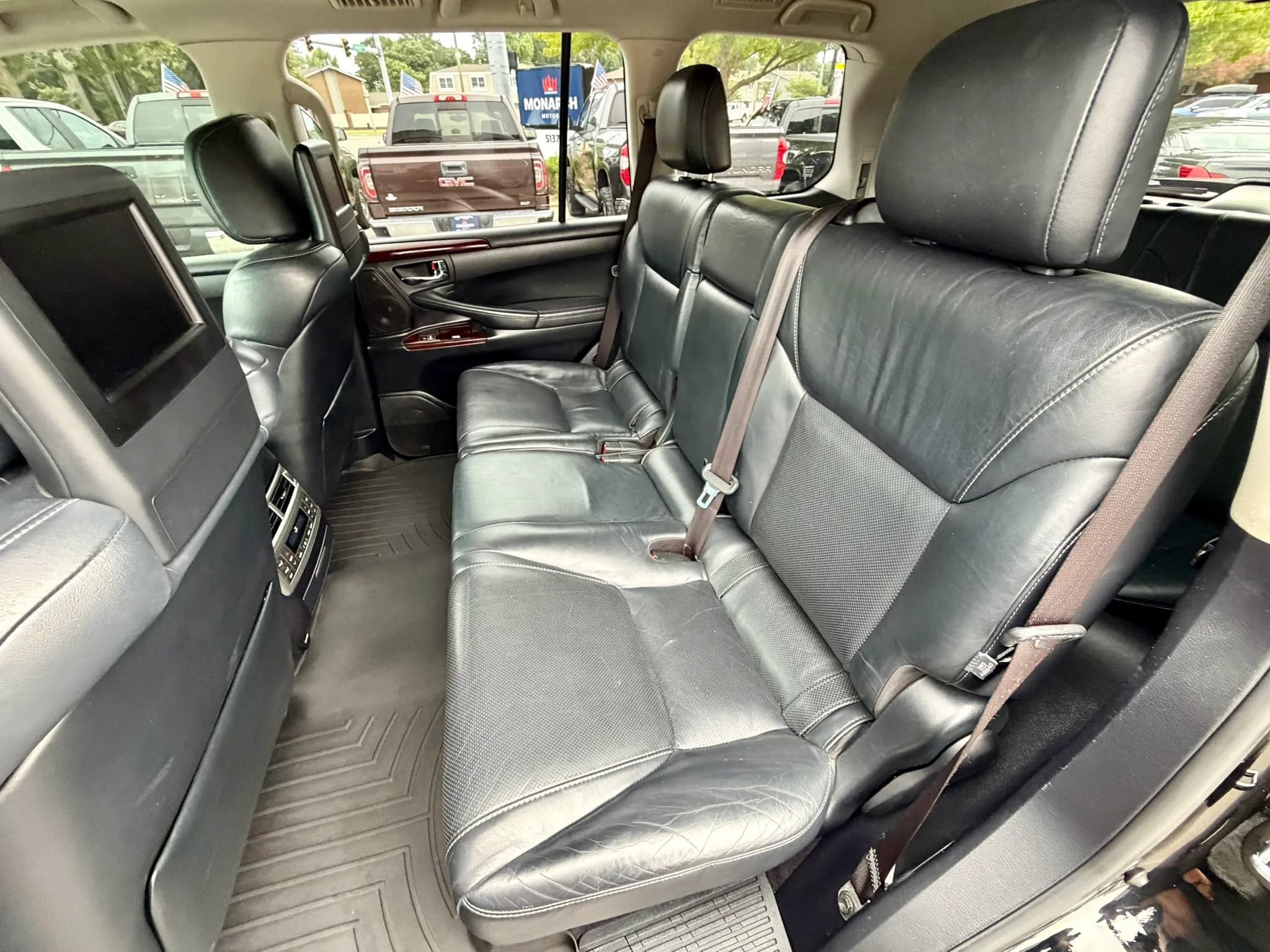 Used 2013 Lexus LX 570 4WD w/ Luxury Pkg image 9