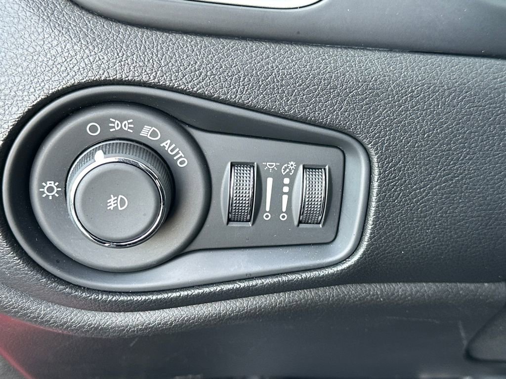 Used 2020 Jeep Renegade Latitude w/ Cold Weather Group image 18