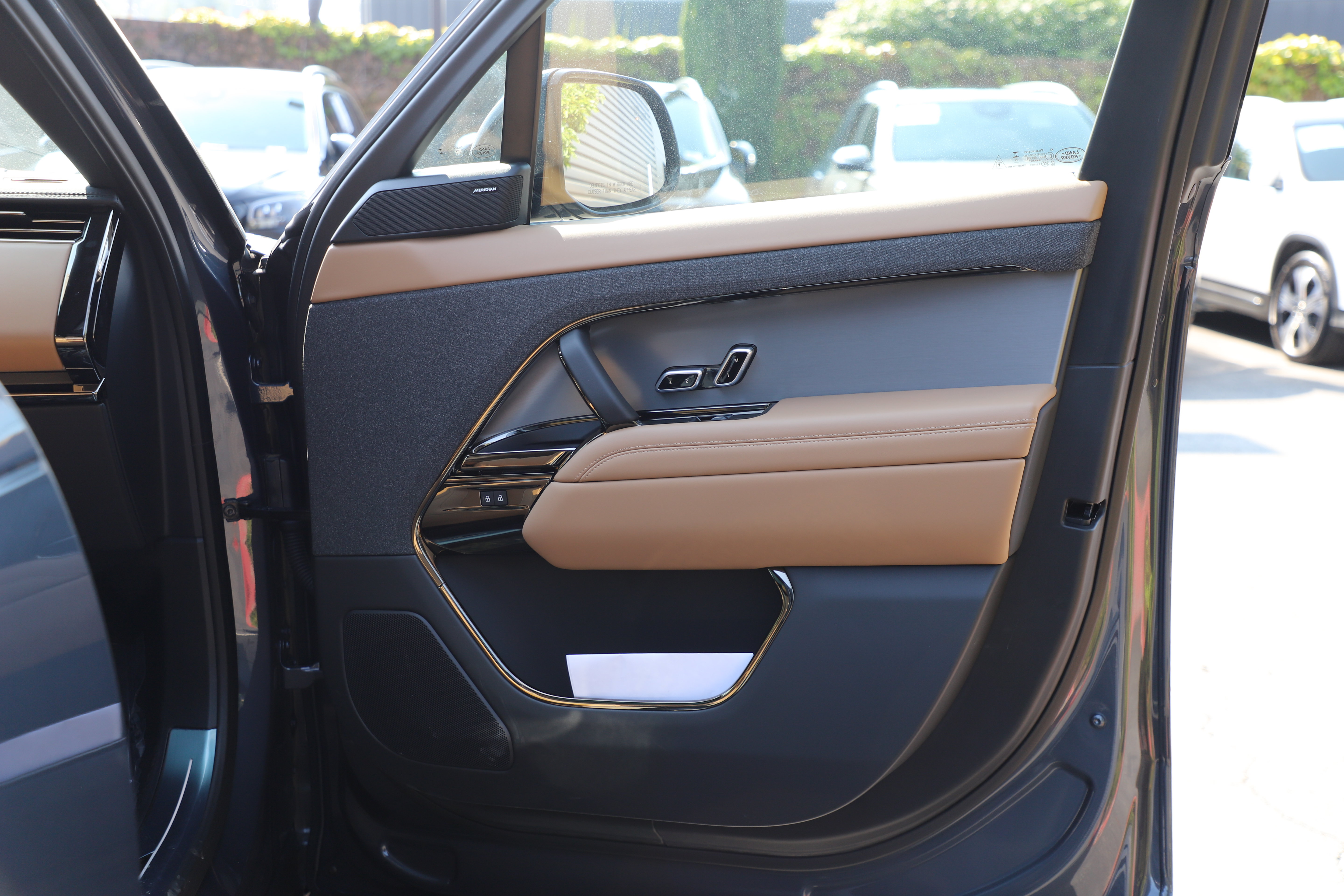 New 2025 Land Rover Range Rover Sport SE AWD/4WD image 9