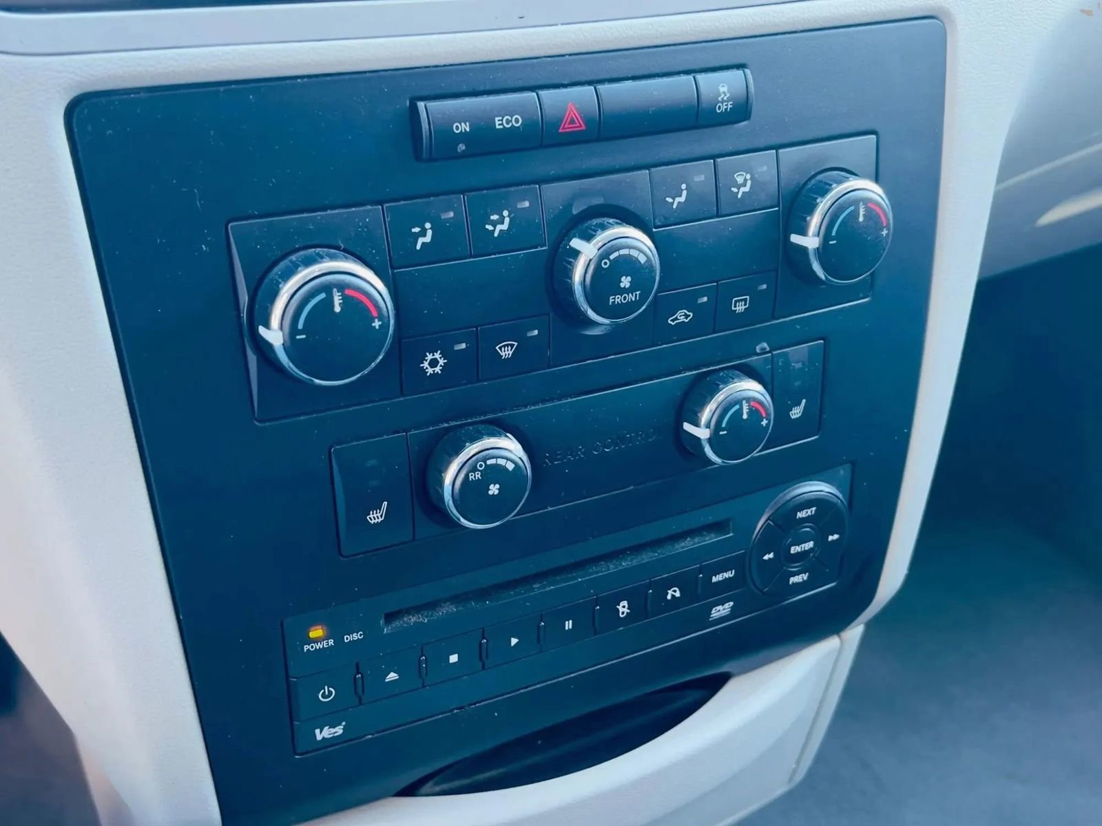 Used 2014 Volkswagen Routan SE FWD image 26
