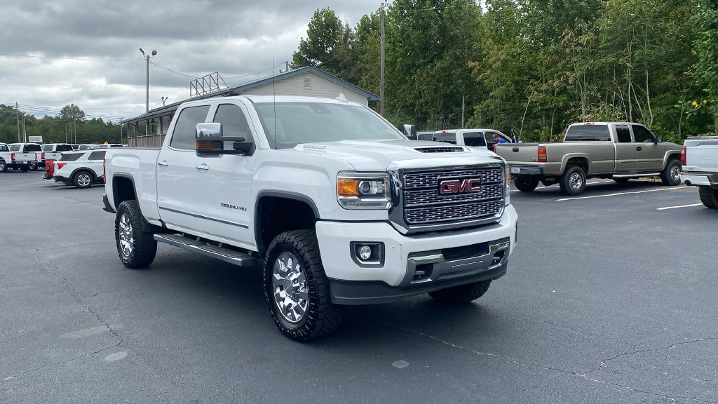 Used 2019 GMC Sierra 2500 Denali w/ Duramax Plus Package AWD/4WD image 3