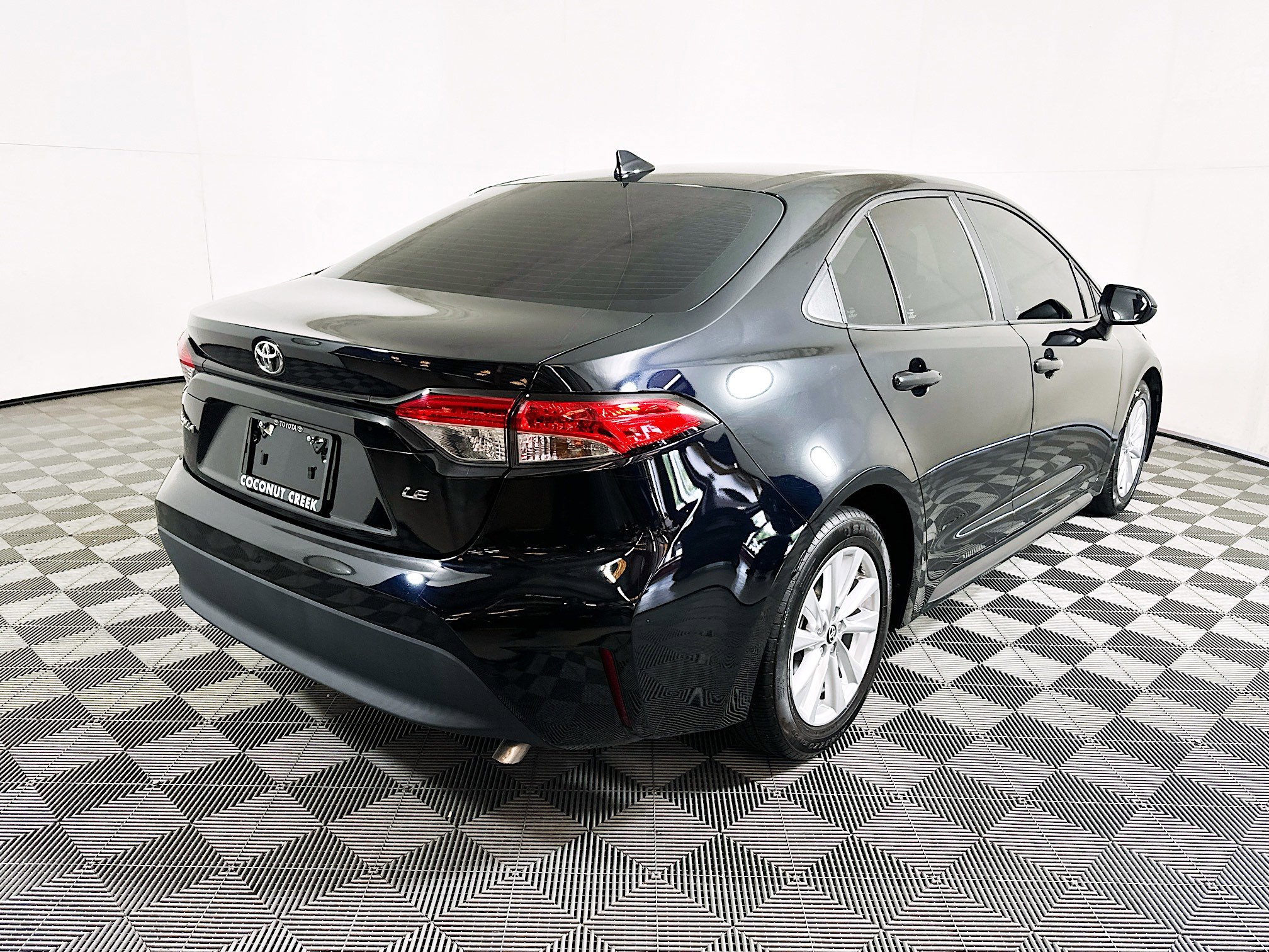 Used 2023 Toyota Corolla LE w/ LE Convenience Package FWD image 3